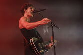 Shawn Mendes atua em Lisboa e homenageia Diogo Jota durante o concerto