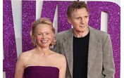 Liam Neeson e a sua companheira posam para "The Naked Gun"