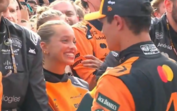 Lando Norris e Magui Corceiro beijam-se em público