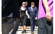 O filho Pedro e namorada, no último adeus a Teresa Caeiro