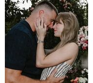 Taylor Swift e Travis Kelce anunciam noivado com fotos românticas num jardim