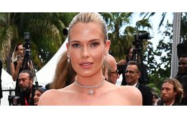 Pedido de sonho! Sobrinha da princesa Diana fica noiva em Santorini