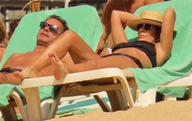 As imagens de Luís Montenegro com a mulher, Carla, de férias no Algarve dos ricos, em clima romântico depois de um ano tenso 