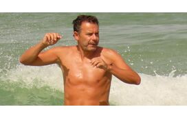 Mais magro e em clima de namoro: as imagens de Luís Montenegro de férias com a mulher no Algarve dos ricos 