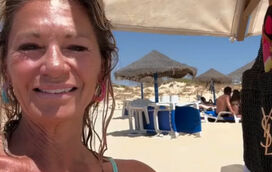 Carolina Ortigão brinca aos vendedores de praia durante as férias no Algarve