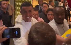 Hilariante! O momento em que Cristiano Ronaldo reconhece João Baião no meio de multidão em Hong Kong 