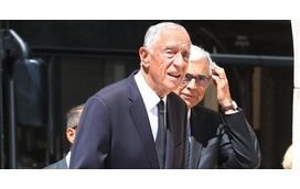 De Portas a Miguel Sousa Tavares. Lágrimas, emoção e um mar de flores no último adeus a Teresa Caeiro