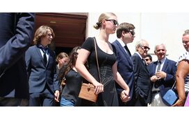 As imagens de emoção e respeito do filho de Teresa Caeiro no último adeus à mãe