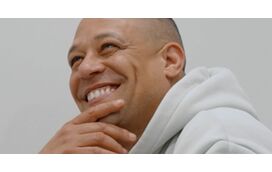 A aliança que desapareceu da mão esquerda de Carlão