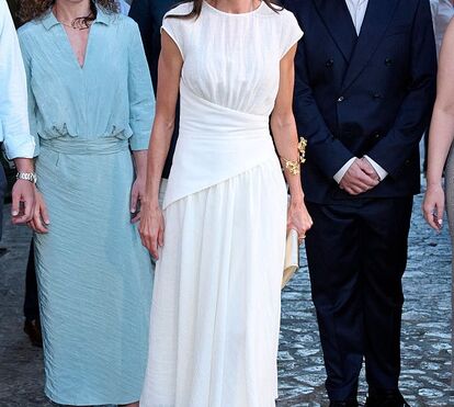 Letizia regressa aos compromissos oficiais com elegante look branco e dourado