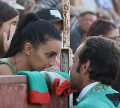 A história repete-se: Luíza Abreu mostra-se em corrida de touros de João Moura Caetano, tal como fazia irmã Luciana