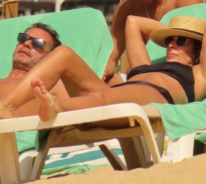 As imagens de Luís Montenegro com a mulher, Carla, de férias no Algarve dos ricos, em clima romântico depois de um ano tenso 