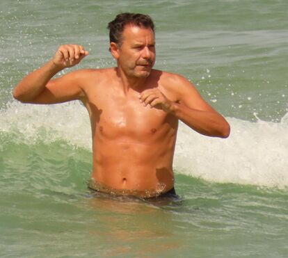 Mais magro e em clima de namoro: as imagens de Luís Montenegro de férias com a mulher no Algarve dos ricos 