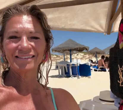 Carolina Ortigão brinca aos vendedores de praia durante as férias no Algarve
