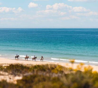 O 'Rabo de Peixe' dos ricos: praia mais exclusiva de Portugal vira cenário de crime milionário com toneladas de cocaína espalhadas no areal