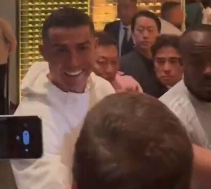 Hilariante! O momento em que Cristiano Ronaldo reconhece João Baião no meio de multidão em Hong Kong 