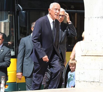De Portas a Miguel Sousa Tavares. Lágrimas, emoção e um mar de flores no último adeus a Teresa Caeiro