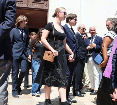 As imagens de emoção e respeito do filho de Teresa Caeiro no último adeus à mãe