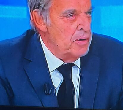 De luto: Miguel Sousa Tavares apresenta-se no 'Jornal Nacional' de gravata preta após o funeral da ex-mulher 