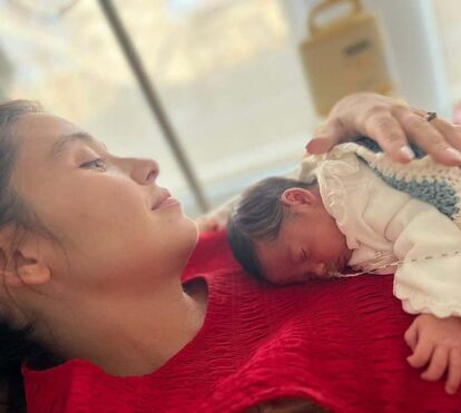 Que ternura! Filha de Manuela Moura Guedes e José Eduardo Moniz completamente embevecida com a sua bebé