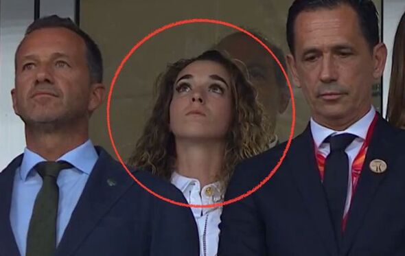 Rute Cardoso, viúva de Diogo Jota, assiste a homenagem no Estádio do Algarve