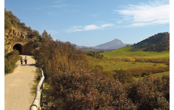 Caminhantes exploram a Vía Verde de la Sierra, Andaluzia, Espanha