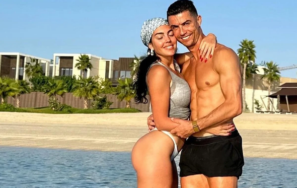 Cristiano Ronaldo e Georgina Rodríguez celebram amor com casamento aguardado
