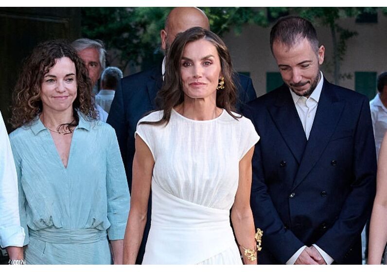 Letizia deslumbra no festival de cinema em Maiorca com um vestido branco elegante