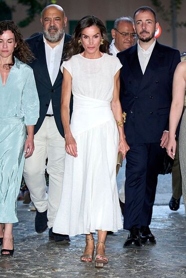 Letizia deslumbra com vestido branco no festival de cinema em Maiorca