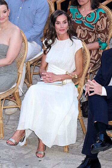 Letizia marca presença no Atlàntida Mallorca Film Fest com visual branco e dourado.
