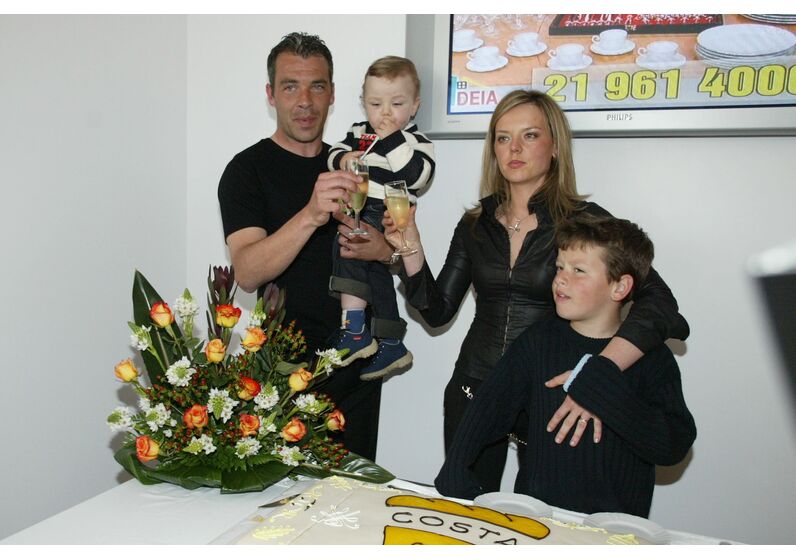 Jorge Costa celebra com a família e um bolo Costa Café