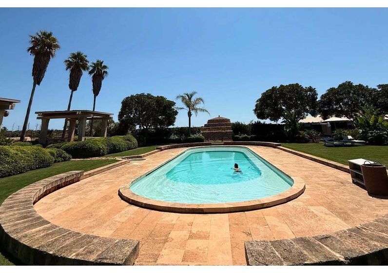 Cristina Ferreira desfruta de dias de descanso num hotel de luxo em Menorca com João Monteiro