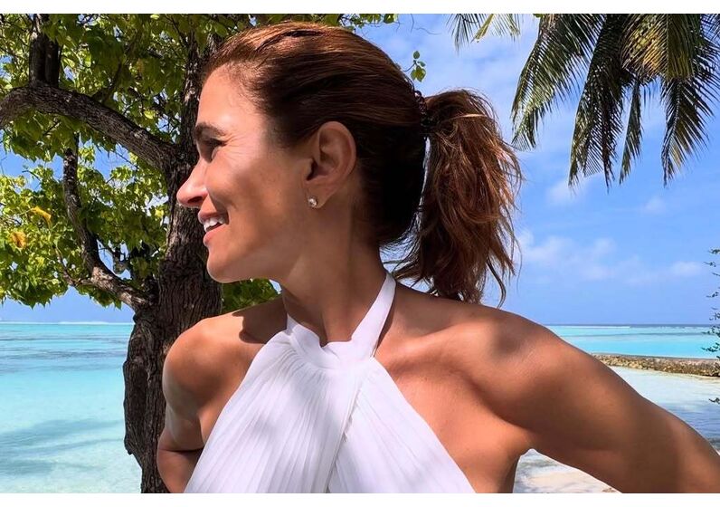 Liliana Campos aproveita dia de sol na praia