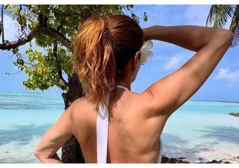 Liliana Campos aproveita dia de sol e mar em cenário paradisíaco