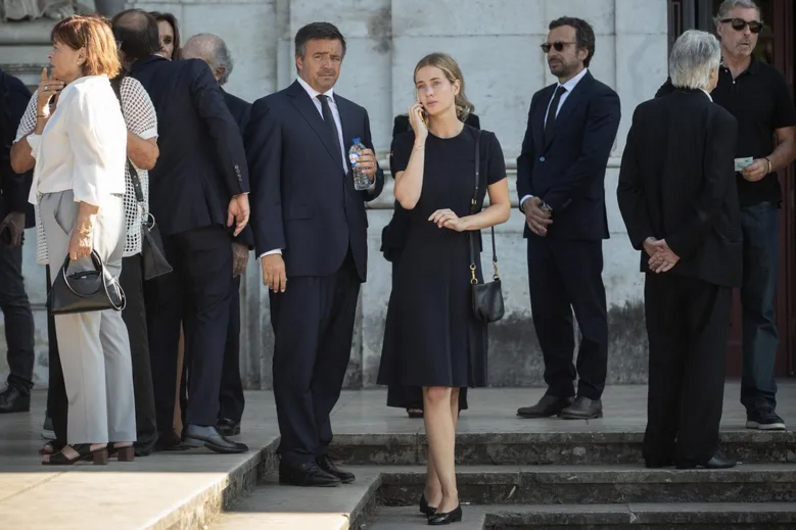Personalidades marcam presença no funeral de Joaquim Oliveira em Lisboa