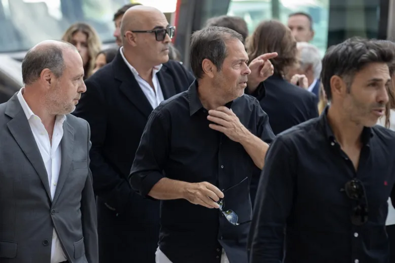 Personalidades prestam homenagem a Joaquim Oliveira em cerimónia.
