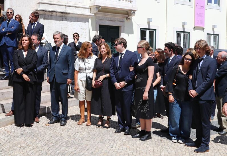 Família e amigos prestam homenagem a Teresa Caeiro
