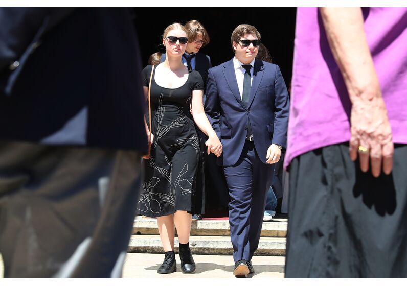 O filho Pedro e namorada, no último adeus a Teresa Caeiro