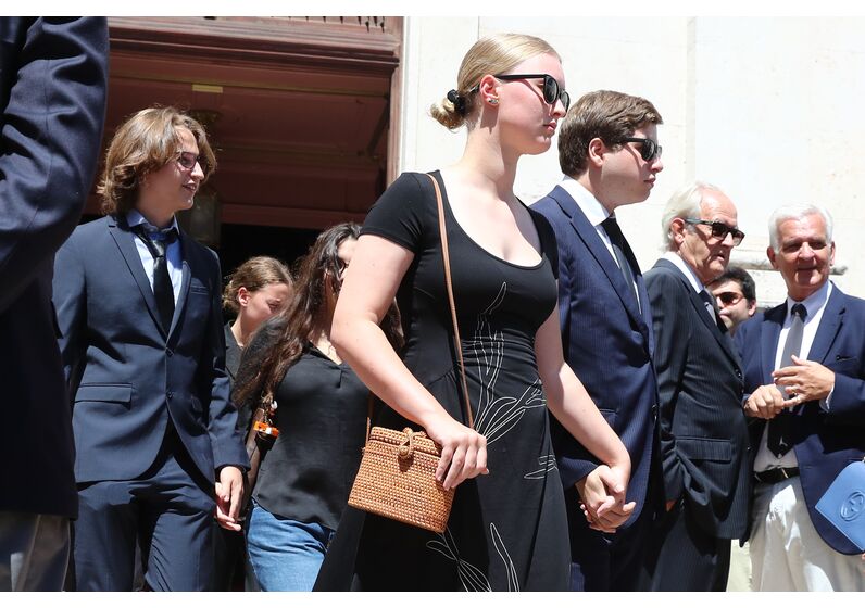 O filho Pedro e namorada, no último adeus a Teresa Caeiro