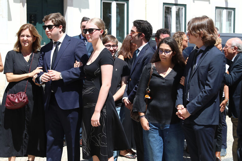 Assunção Cristas e a família no último adeus a Teresa Caeiro