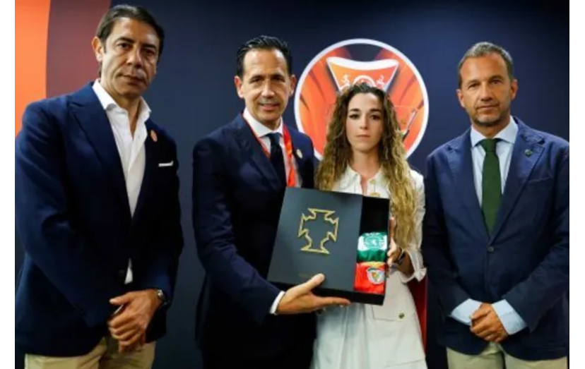 Diogo Jota homenageado em noite emotiva com a família no Estádio do Algarve
