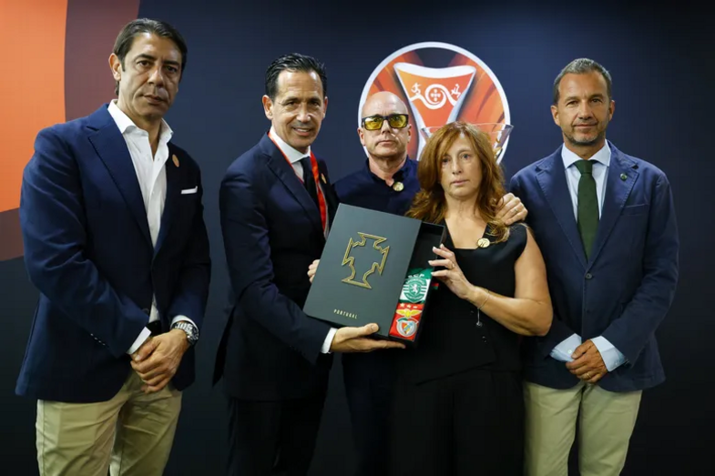Homenagem a Diogo Jota e André Silva, com família presente no Estádio do Algarve