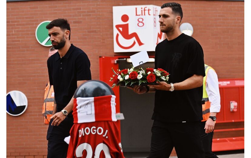 Diogo Dalot presta homenagem a amigo com flores