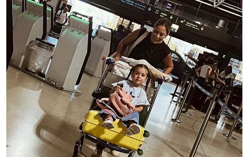 Marta Melro e a filha no aeroporto