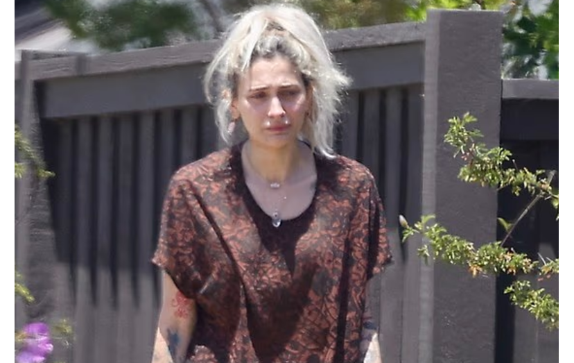Paris Jackson chora em Los Angeles após o fim da relação