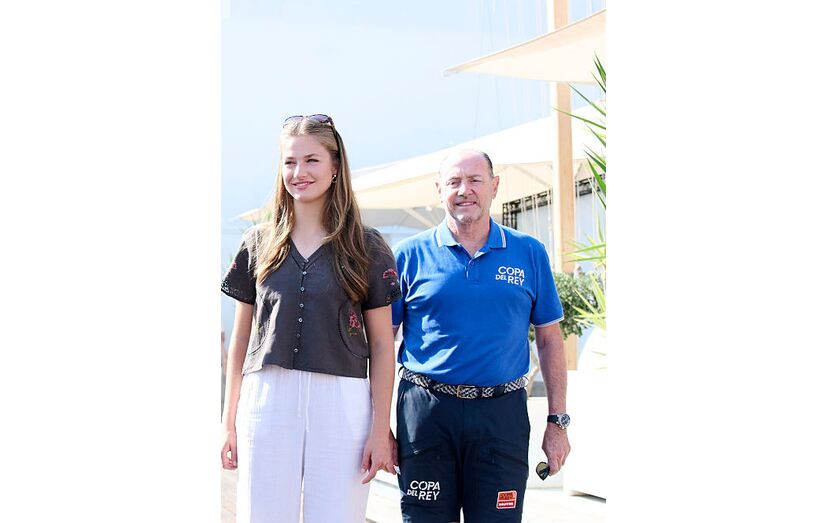 Rei Felipe VI e princesa Leonor juntos num campeonato de vela.
