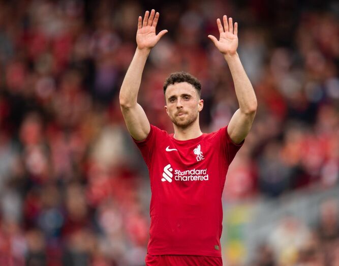 Diogo Jota acena para os adeptos