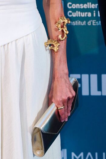 Letizia deslumbra com vestido branco, acessórios dourados e apoia o cinema em Maiorca