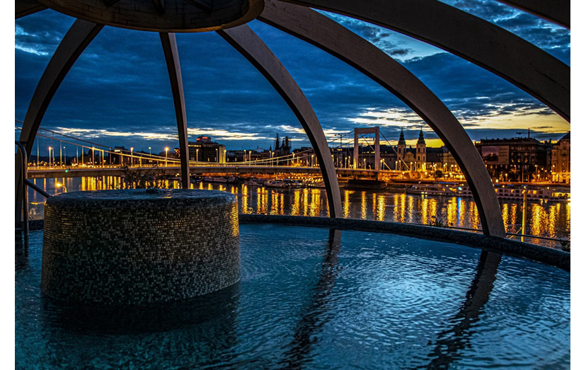 Termas de Rudas têm jacuzzi num rooftop, com vista para a cidade