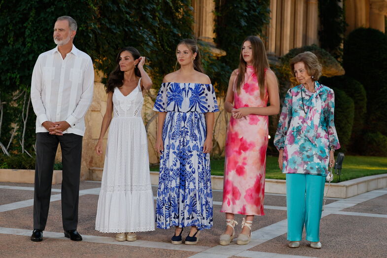 Família real espanhola reunida em Maiorca, com destaque para o look de Sofia